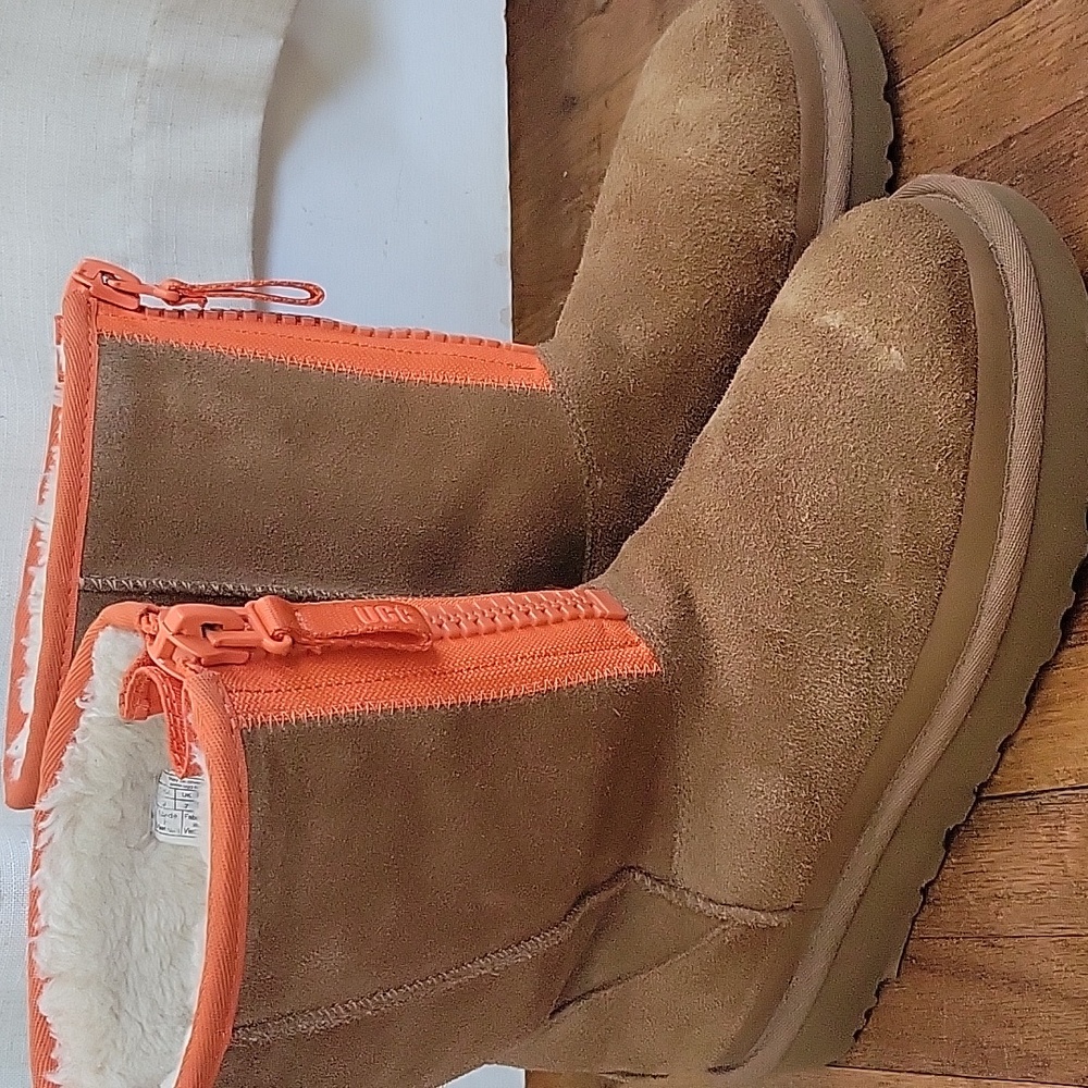 UGG Classic Short Zipper Tape Logo Chestnut 9